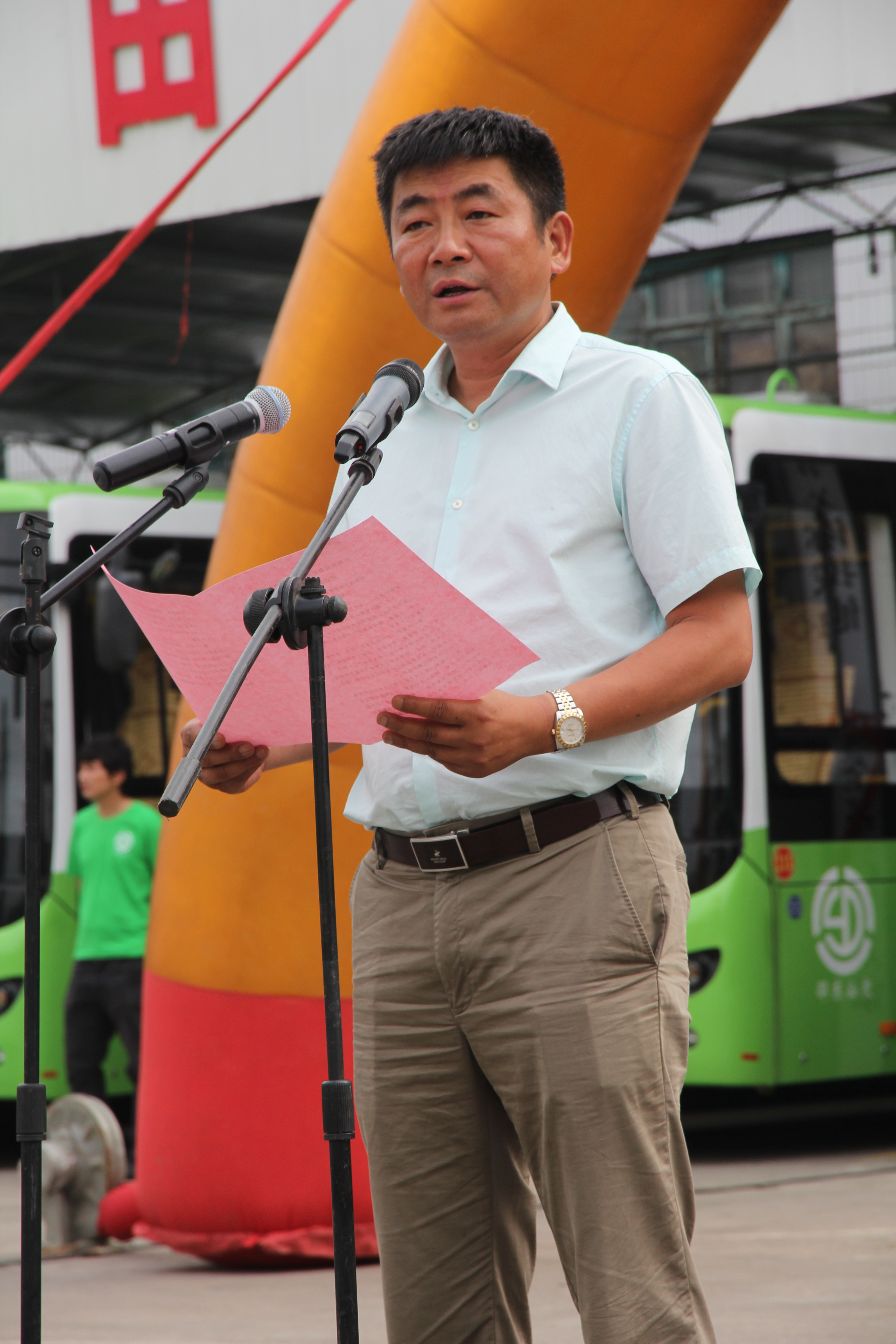 圖為純電動公交車整裝待發(fā)。圖為市民在試乘純電動公交車