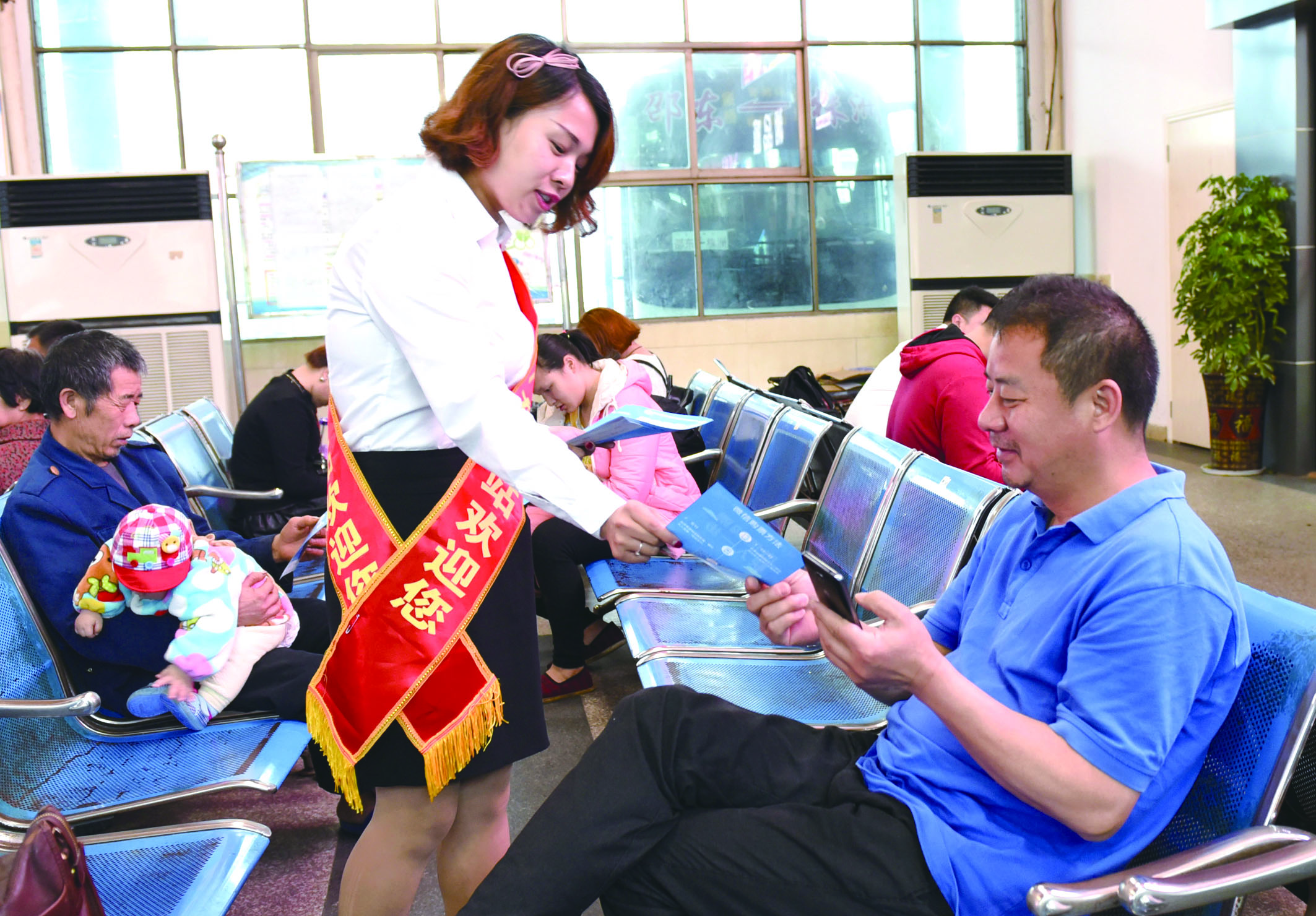 4月21日，邵東汽車西站工作人員在向旅客推介互聯(lián)網(wǎng)+站+車+客平臺的推廣應(yīng)用與購票實名制宣傳。