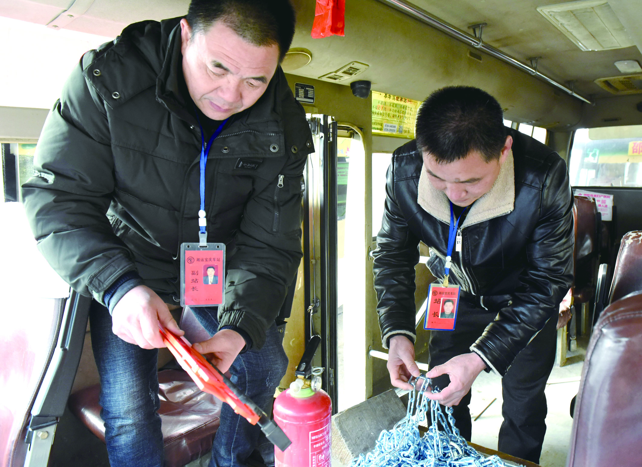 2月8日，市寶慶汽車站工作人員正在營運車上檢查應急設施及器材是否齊全有效