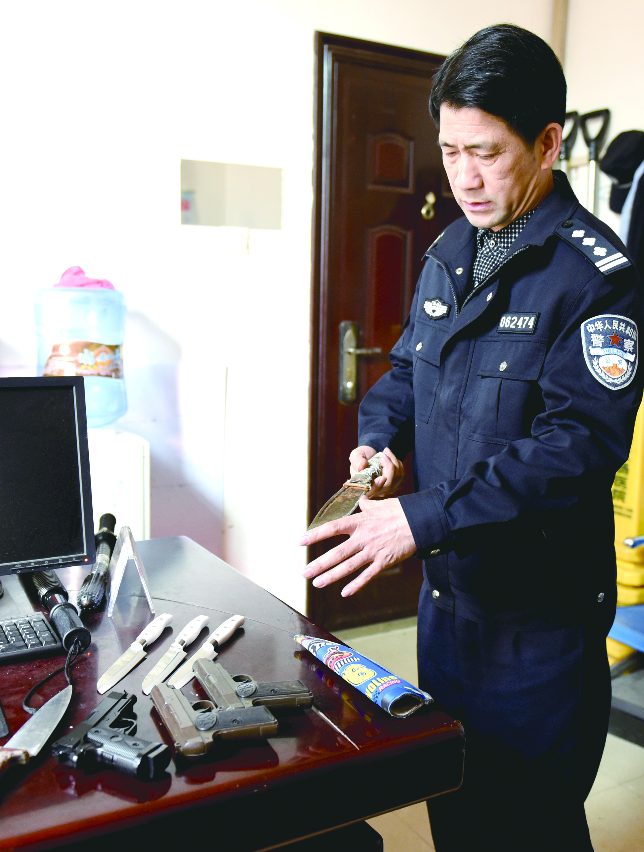 3月12日，邵東汽車西站警務(wù)室民警正在對所查獲的違禁品進(jìn)行清點