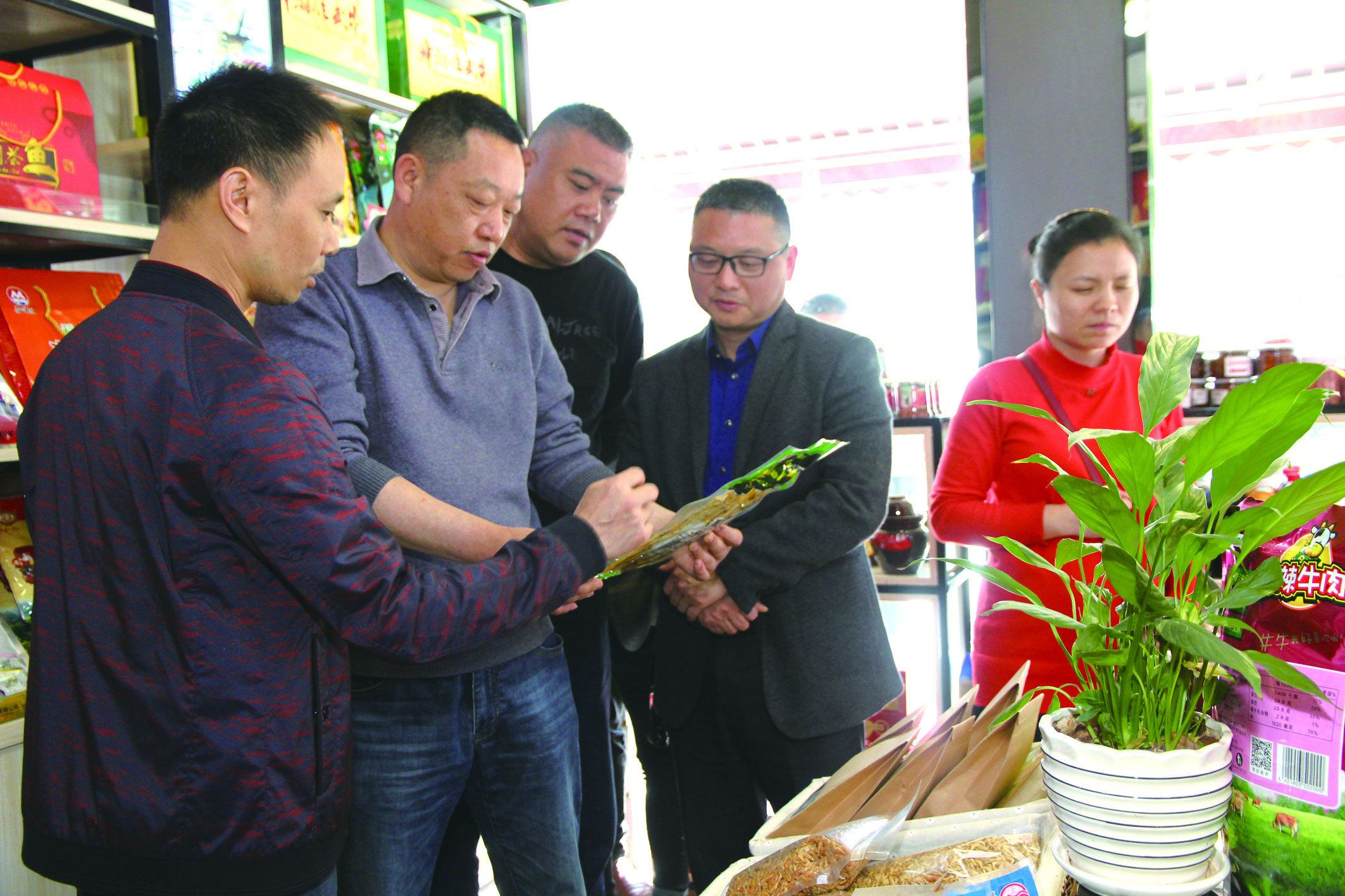 集團公司董事、副總經(jīng)理何偉紅帶領(lǐng)骨干學(xué)員在郴汽集團考察“郴味特產(chǎn)”