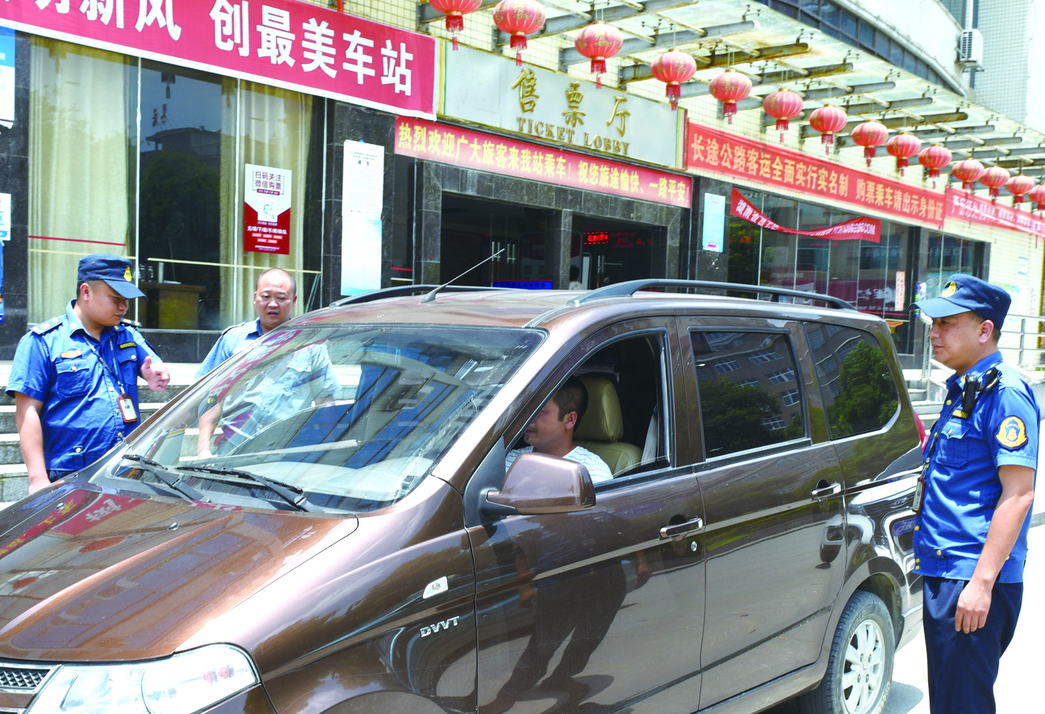 7月10日，洞口縣黃橋鎮(zhèn)副鎮(zhèn)長謝揚標(biāo)（右）在黃橋汽車站檢查營運客車安全檢查情況。近段時間以來，黃橋汽車站全面排查交通安全等方面存在的安全隱患，并及時予以整改到位，做到防患于未然，確保安全生產(chǎn)工作萬無一失。據(jù)了解，今年上半年已消除交通安全隱患10余起。  李祖冠    攝影報道 