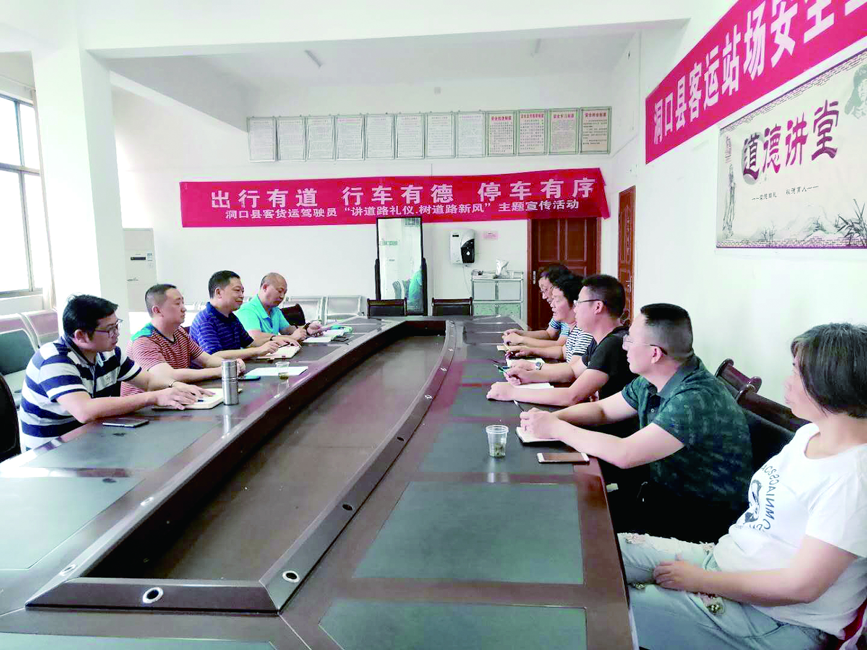 6月12日至13日，集團(tuán)公司董事、副總經(jīng)理唐新宇率辦公室、房產(chǎn)基建、企管部門負(fù)責(zé)人深入分公司就門面合同等事項進(jìn)行核查和清理，并對門面經(jīng)營狀況調(diào)研。據(jù)悉，兩天時間核對門面合同144份。 ? 為切實加強(qiáng)企業(yè)內(nèi)部管理，集團(tuán)公司決定對全司門面管理開展清理，成立集團(tuán)公司門面清理領(lǐng)導(dǎo)小組以抓好此項工作。圖為唐新宇（左二）在洞口客運(yùn)分公司部署相關(guān)工作。 祖冠 攝影報道